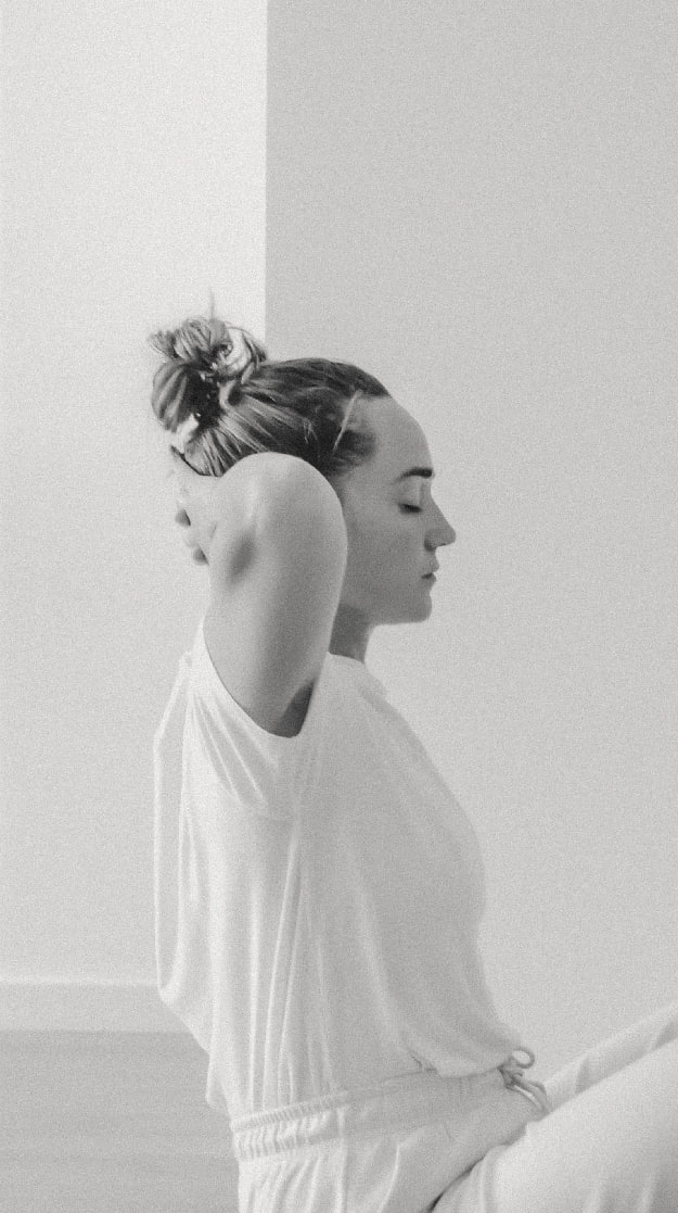 mujer-haciendo-yoga-en-viparita